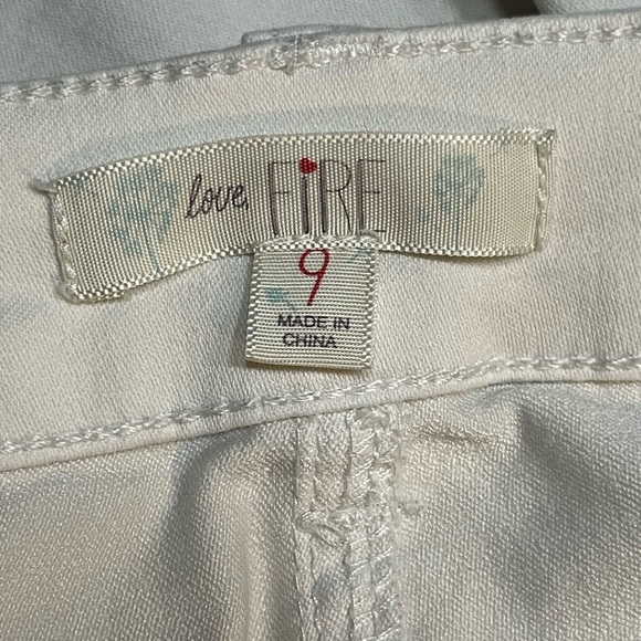 Love Fire Juniors Size 9 White Skinny Jeans with Zipper Accents. - Picture 7 of 9